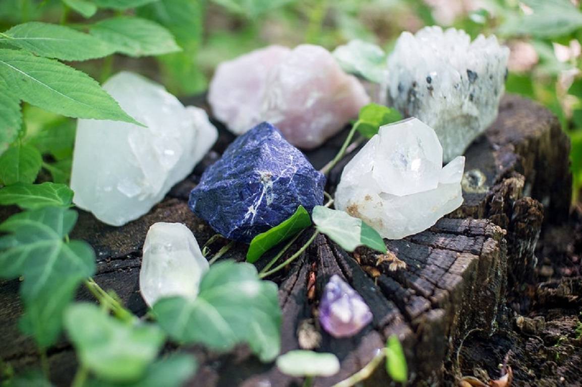 use crystals for manifesting